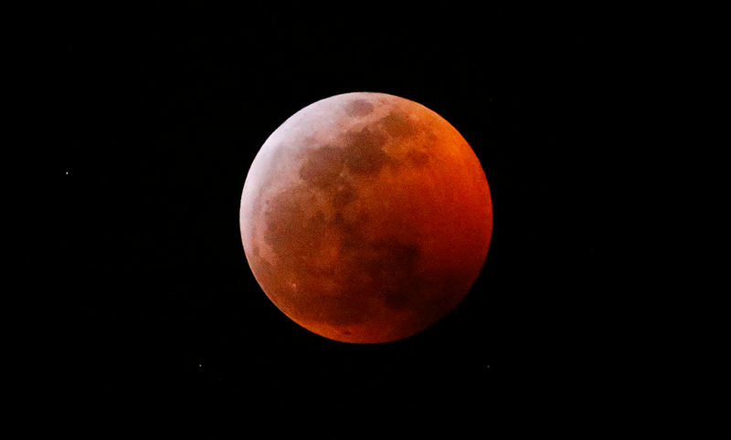 El eclipse completo, visto también desde Los Ángeles.